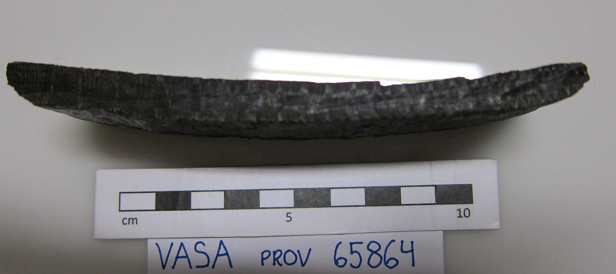 En stav till en tunna. Bruten. Ett hål med tapp finns på staven.  År 2013 togs ett dendroprv ur staven som nu är i tre delar.