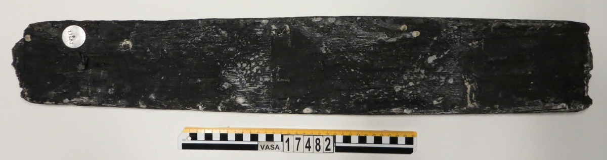 En stav till en tunna. Bruten. Ett hål med tapp finns på staven.  År 2013 togs ett dendroprv ur staven som nu är i tre delar.