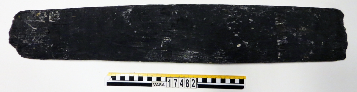 En stav till en tunna. Bruten. Ett hål med tapp finns på staven.  År 2013 togs ett dendroprv ur staven som nu är i tre delar.