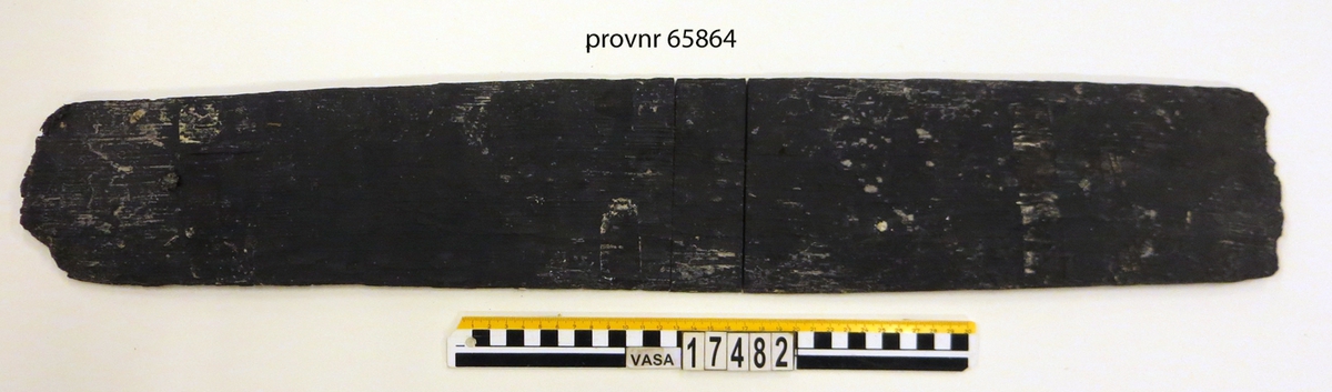 En stav till en tunna. Bruten. Ett hål med tapp finns på staven.  År 2013 togs ett dendroprv ur staven som nu är i tre delar.