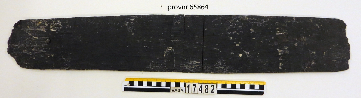 En stav till en tunna. Bruten. Ett hål med tapp finns på staven.  År 2013 togs ett dendroprv ur staven som nu är i tre delar.