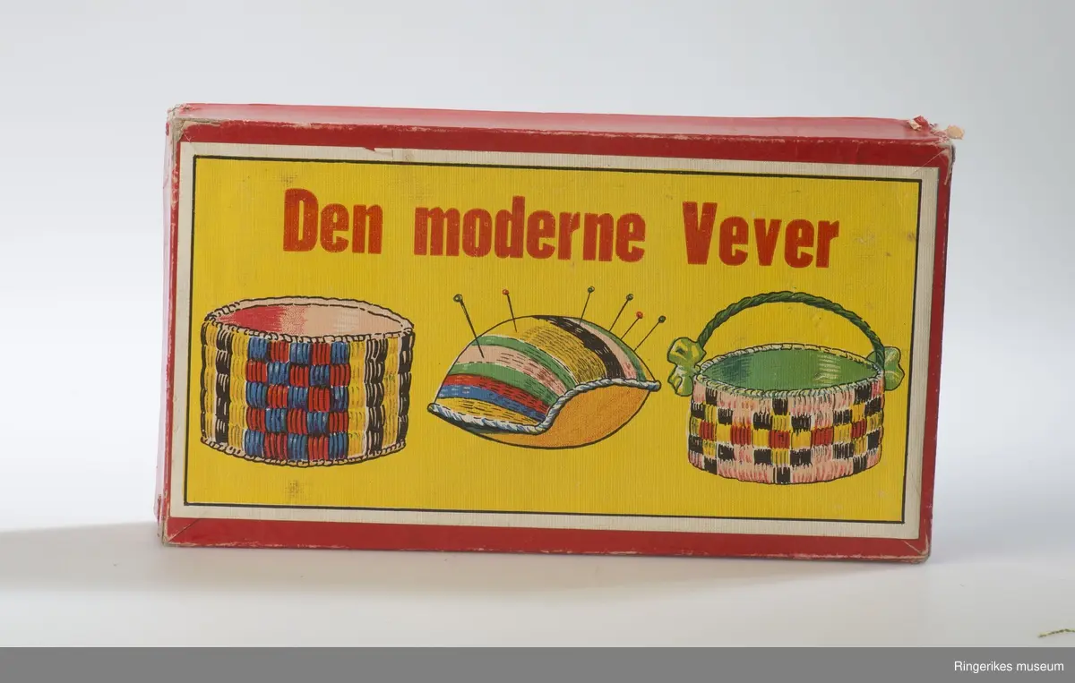 på lokk til eske B : illustrasjon er av 3 gjenstander  - serviettring, nålepute og kurv. Det samme på brosjyren C. med 5 illustrasjoner av gjenstander - gulvmatte, omslag til bok / nåleduk,, serviettring, pute og pung / veske