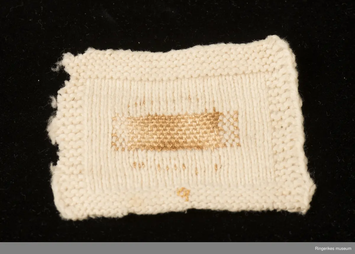 Forskjellige strikketeknikker hvor forskjellige mønstre kommer frem, spesielt . To tekstiler med brede striper i stoffet.