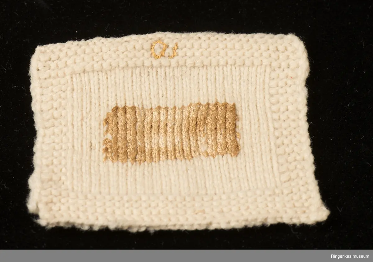 Forskjellige strikketeknikker hvor forskjellige mønstre kommer frem, spesielt . To tekstiler med brede striper i stoffet.