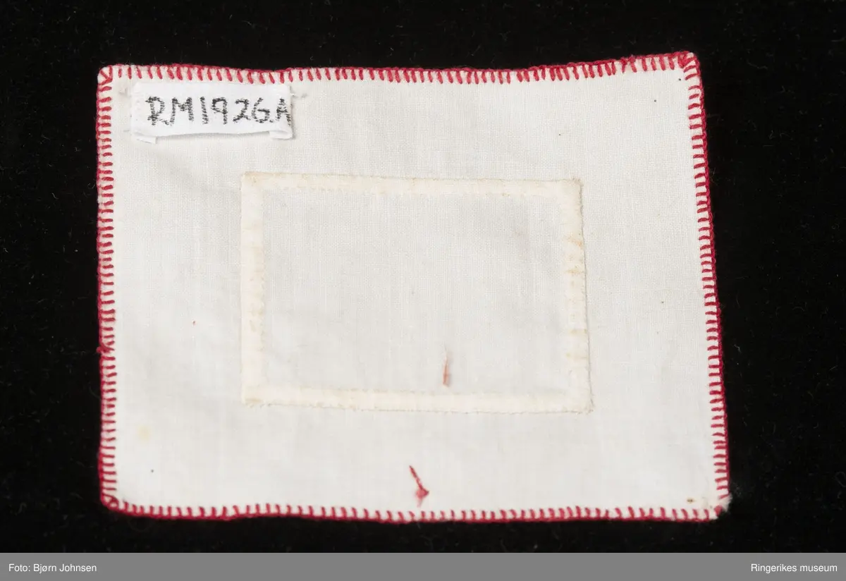 Forskjellige syteknikker og broderiteknikker. D - er en navneduk med broderi i korssting, bokstaver og border.