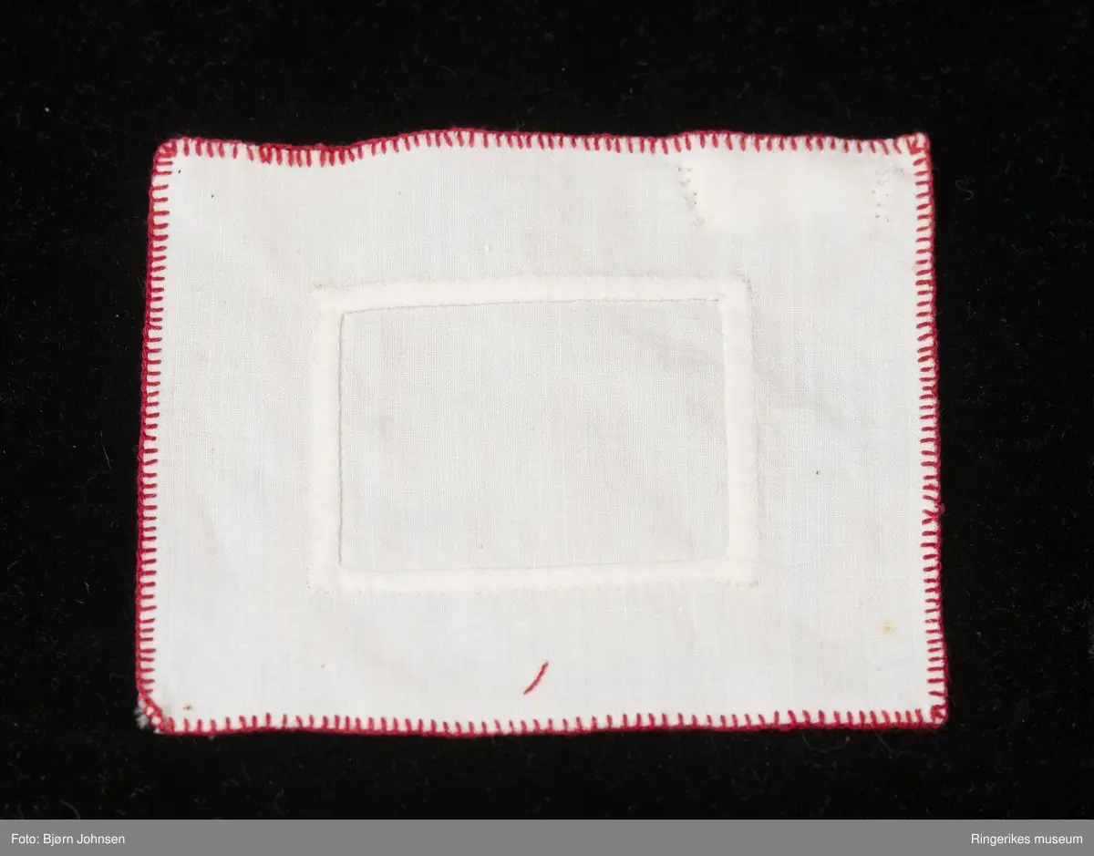 Forskjellige syteknikker og broderiteknikker. D - er en navneduk med broderi i korssting, bokstaver og border.
