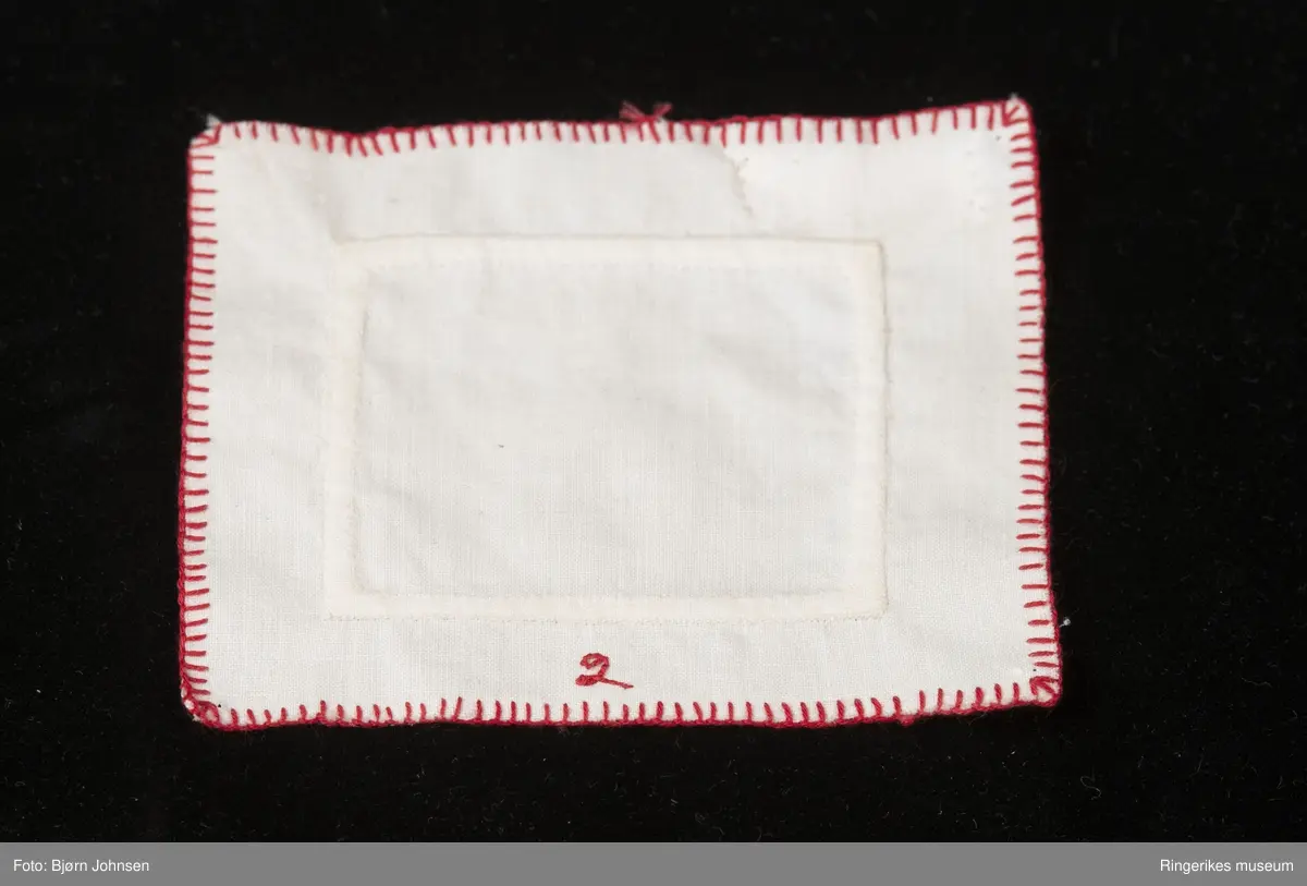 Forskjellige syteknikker og broderiteknikker. D - er en navneduk med broderi i korssting, bokstaver og border.
