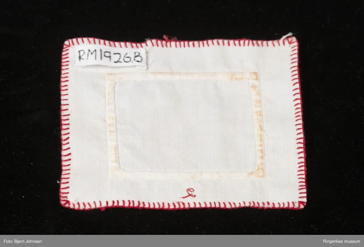 Forskjellige syteknikker og broderiteknikker. D - er en navneduk med broderi i korssting, bokstaver og border.