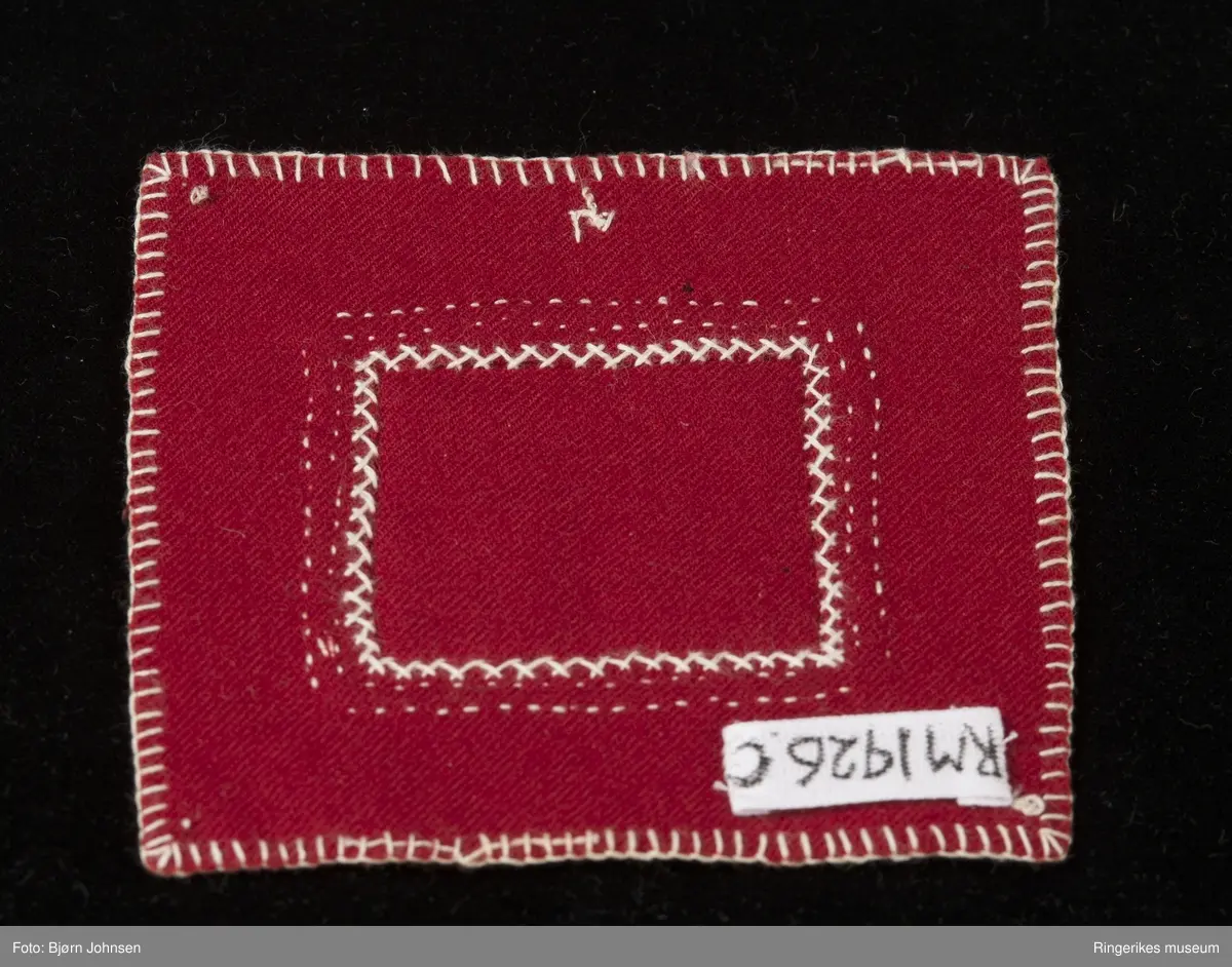 Forskjellige syteknikker og broderiteknikker. D - er en navneduk med broderi i korssting, bokstaver og border.