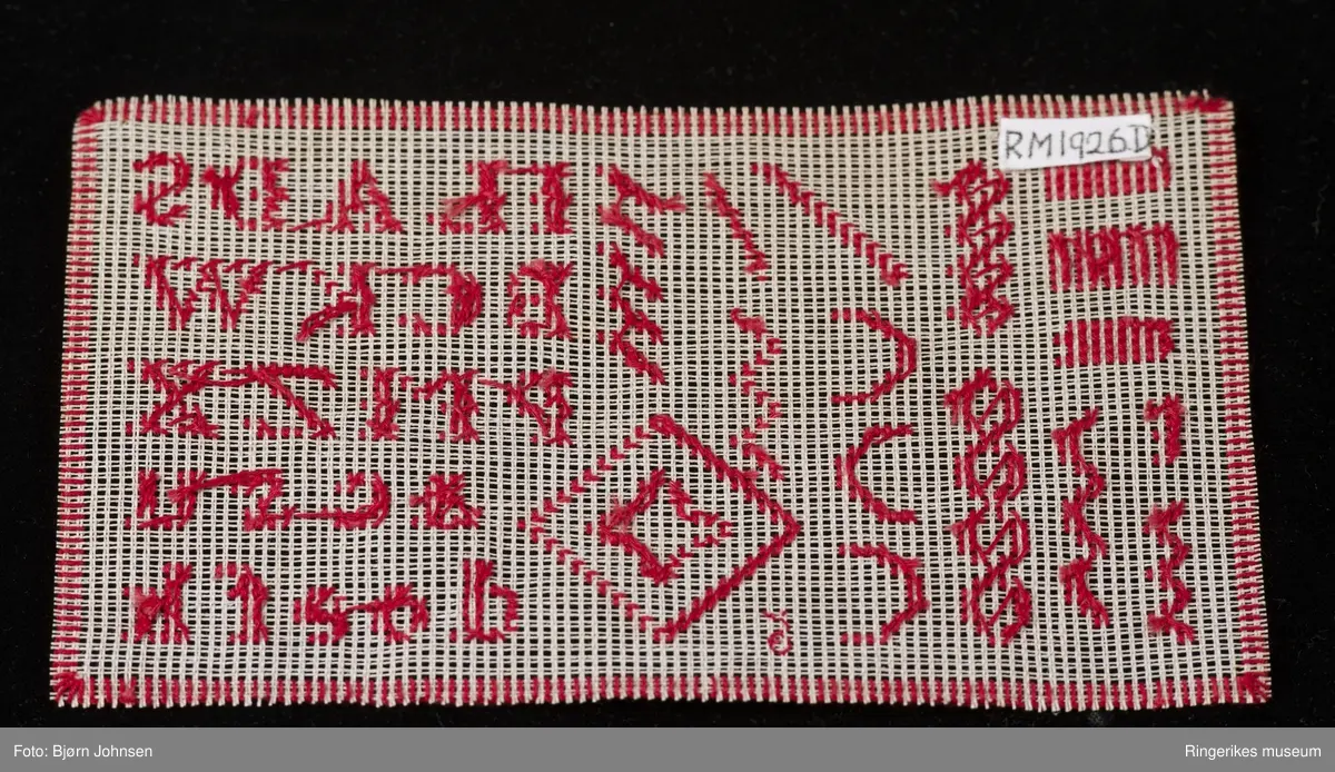 Forskjellige syteknikker og broderiteknikker. D - er en navneduk med broderi i korssting, bokstaver og border.