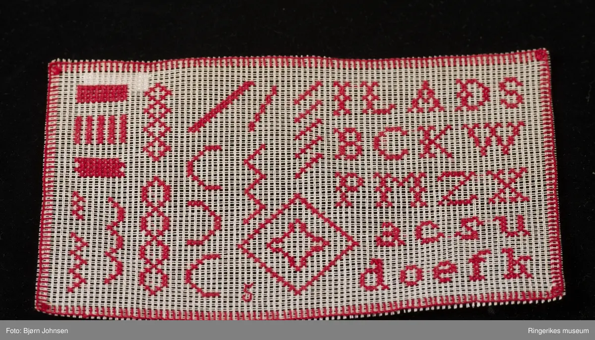Forskjellige syteknikker og broderiteknikker. D - er en navneduk med broderi i korssting, bokstaver og border.