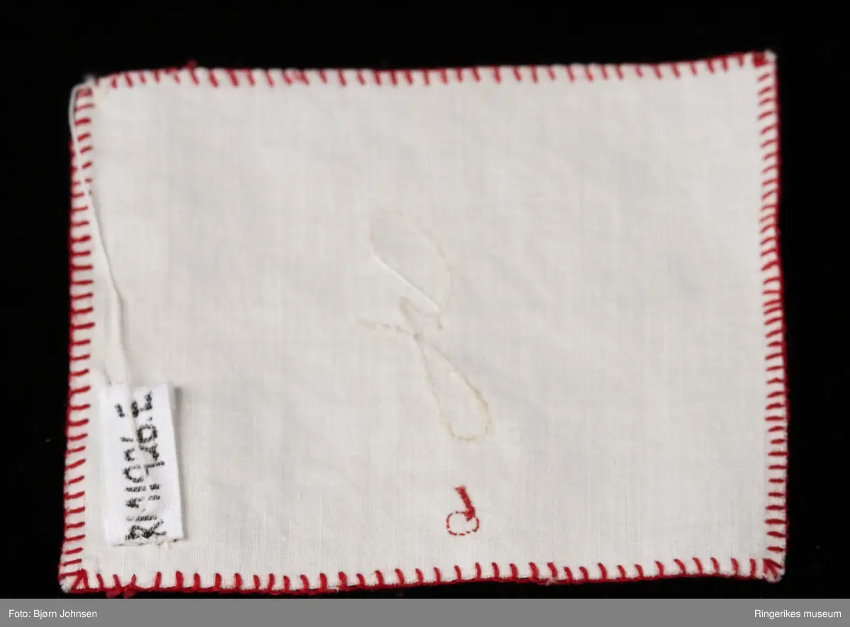 Forskjellige syteknikker og broderiteknikker. D - er en navneduk med broderi i korssting, bokstaver og border.