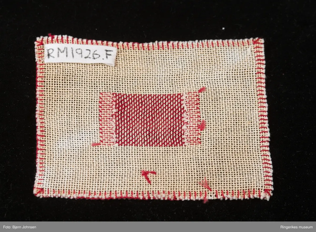Forskjellige syteknikker og broderiteknikker. D - er en navneduk med broderi i korssting, bokstaver og border.