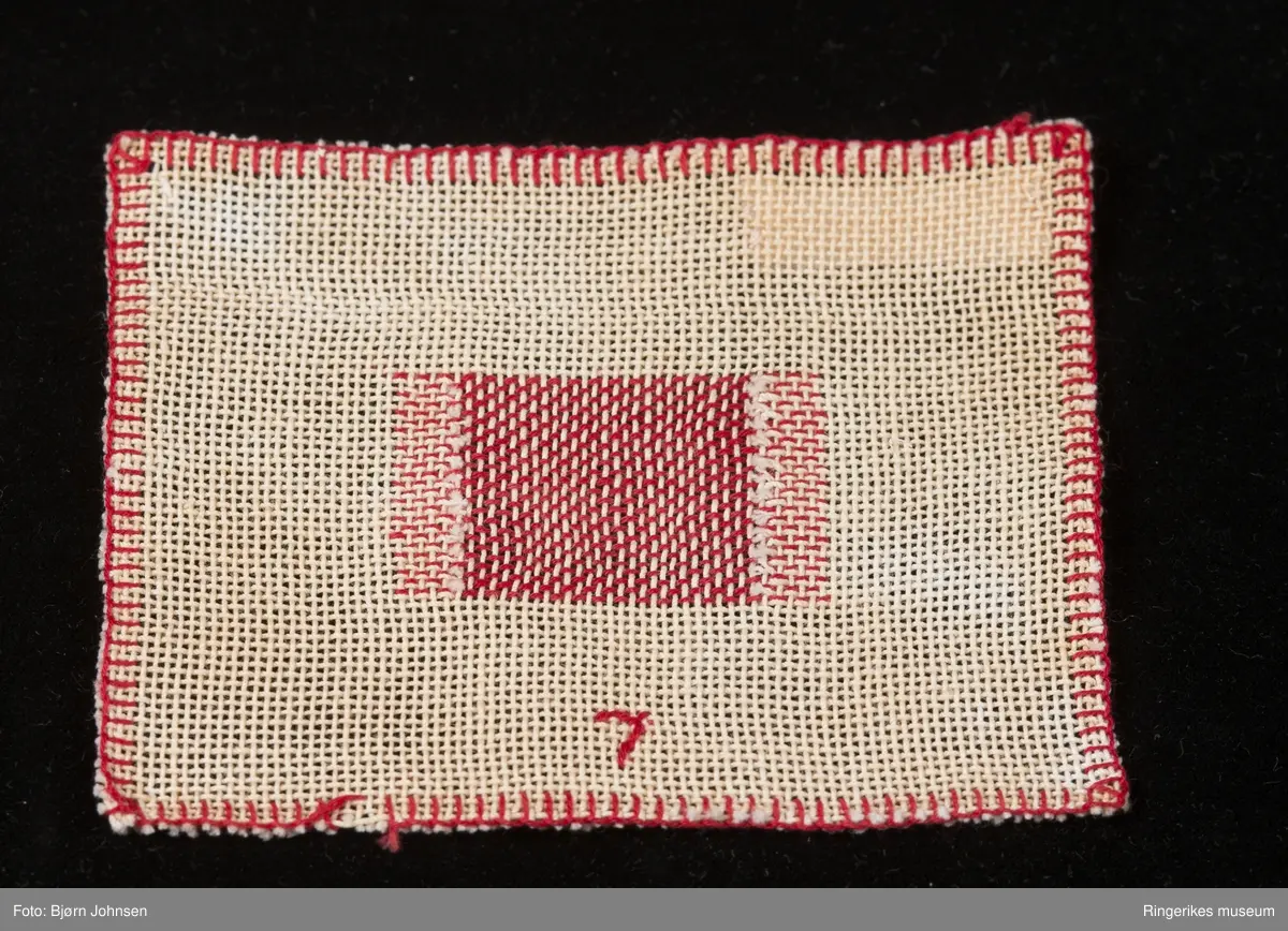 Forskjellige syteknikker og broderiteknikker. D - er en navneduk med broderi i korssting, bokstaver og border.