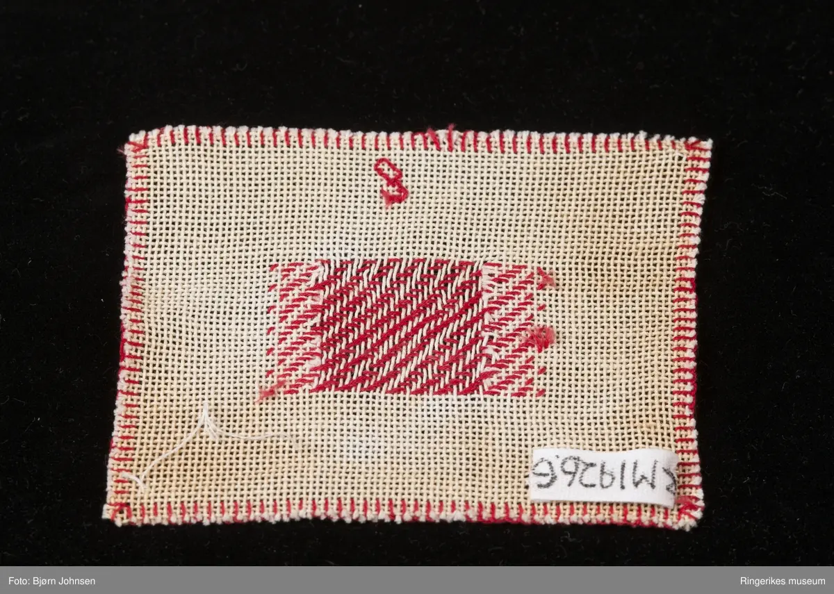 Forskjellige syteknikker og broderiteknikker. D - er en navneduk med broderi i korssting, bokstaver og border.