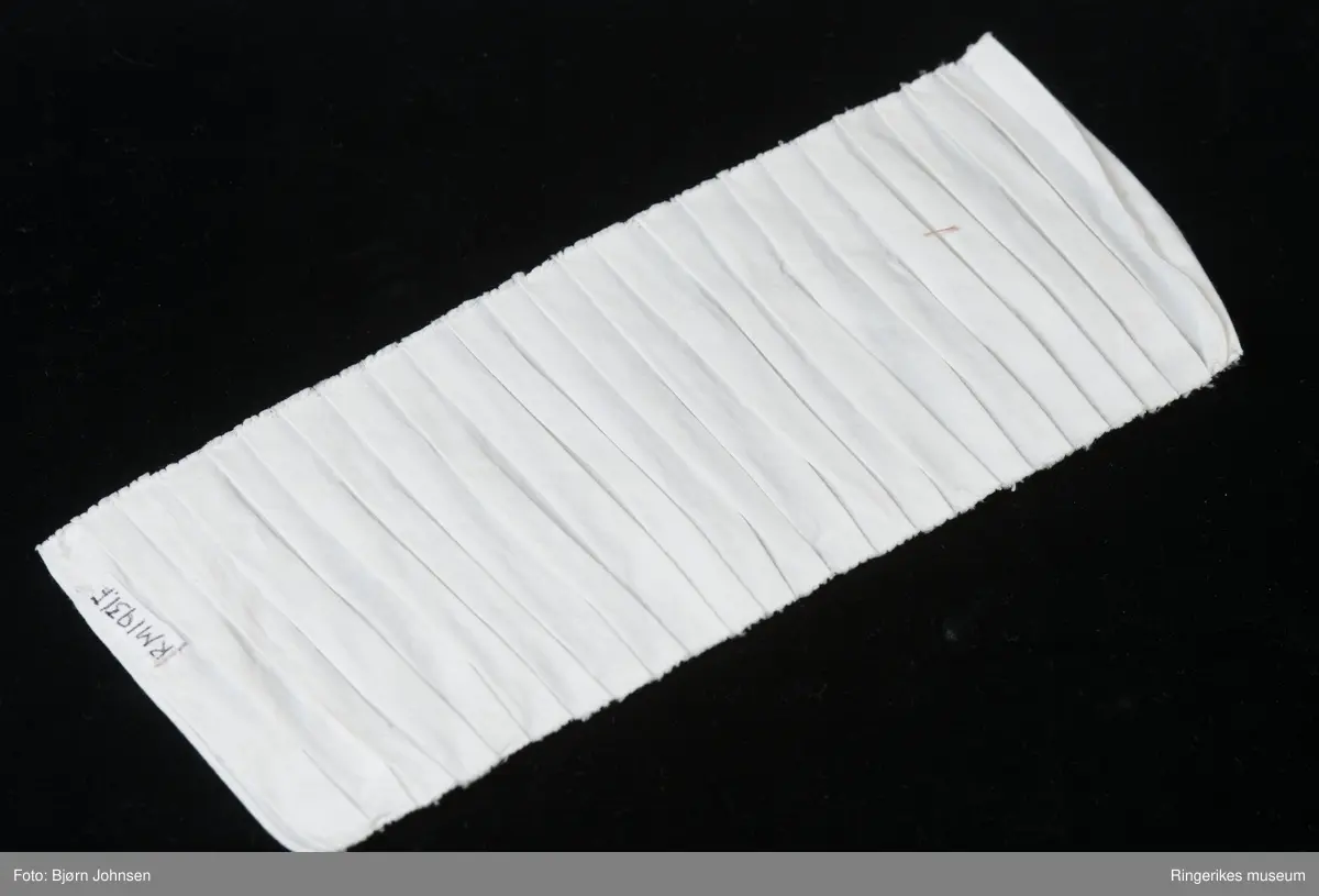 Forskjellige syteknikker og broderiteknikker. D - er en navneduk med broderi i korssting, bokstaver og border.