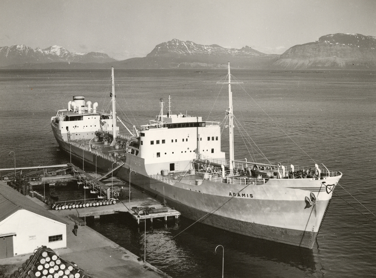 M/t "Aramis" ved kai hos Esso i Samasjøen.