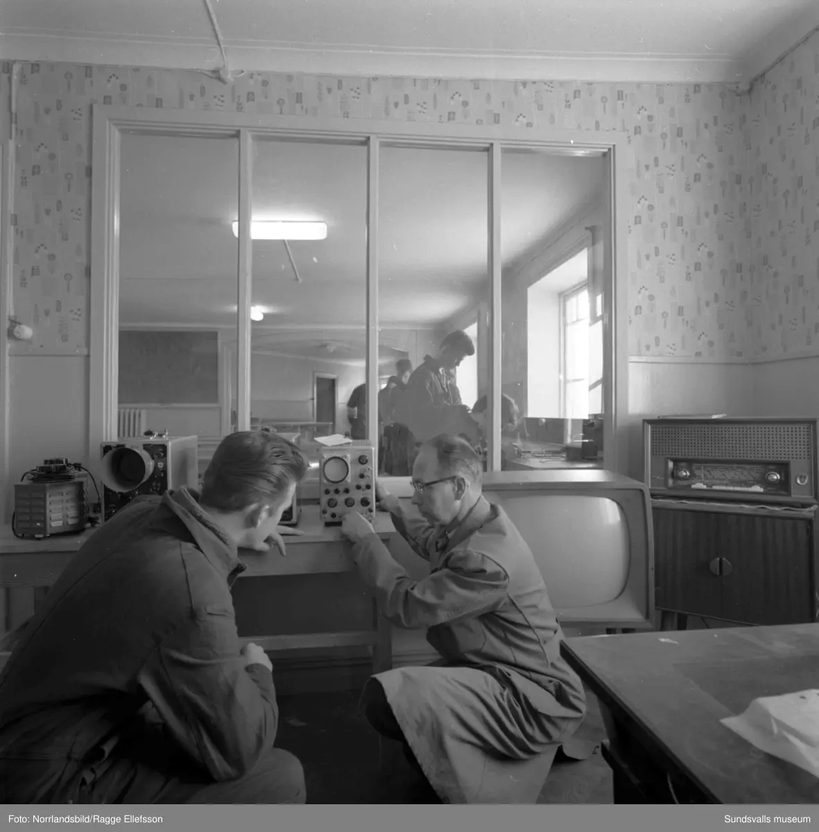 TV- och radioavdelningen på Verkstadsskolan. Läraren heter Kurt Larsson.