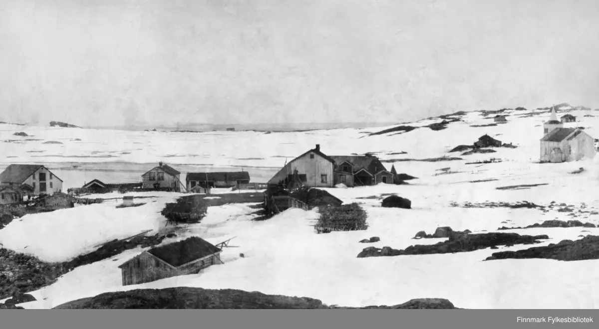 Et vinterkledt Hasvik. På dette bildet er ikke telegraflinjen kommet opp. Telegrafen ble åpnet 10.desember 1900 og vi kan derfor gå ut fra at dette bildet ble tatt senest vinteren år 1900. Telegraflinjen ble lagt nedenfor kirken.

Det er en del snø i terrenget med enkelte bare flekker som får det til å se ut som en sen vinterdag/tidlig vår. Kirka står litt for seg selv oppe til høyre, et lite stykke fra andre bygninger. Lengst borte på bildet står noen hus i en liten bakke. Flere hus står til venstre på bildet sammen med noen mindre bygninger, sannsynligvis naust eller små redskapshus. Bygningen nærmest kamera har snø til midt oppe på veggen. Bygningene helt til venstre har store vinduer på røstveggene. Litt av fjorden vises bak bygningene til venstre. Mye tunge skyer på himmelen.