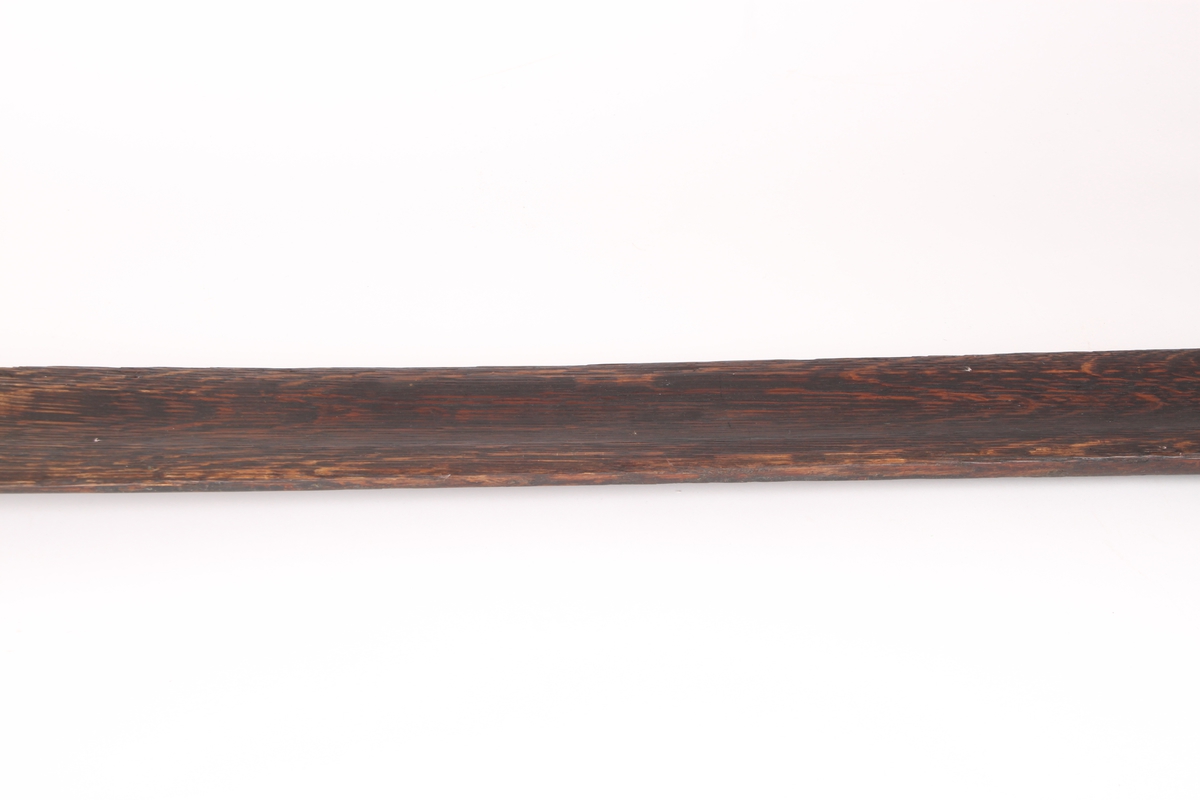 Et par ski, trolig i ask. Framskien er avsmalnende og bakskien er jevnbred. Skiens forende har en profilert tupp, type nese. Bakskien ender i en oppbøyd spiss. Skiens overside har en møneformet rygg med hulkil, og en dyp midtrand under. 
Bindingen er i skinn, festet med tau. Fotstegplaten i bjørkenever er festet med metallstifter.