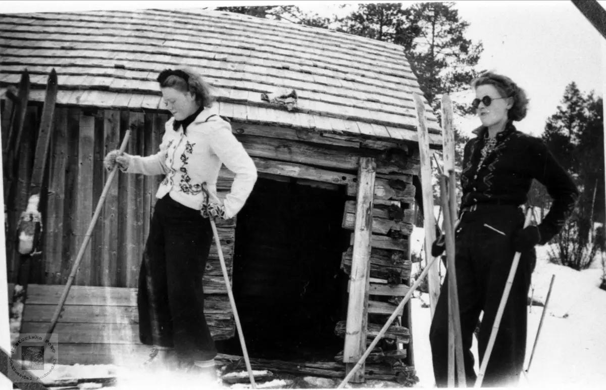 Borghild Trygsland og Ingrid Homme på skitur