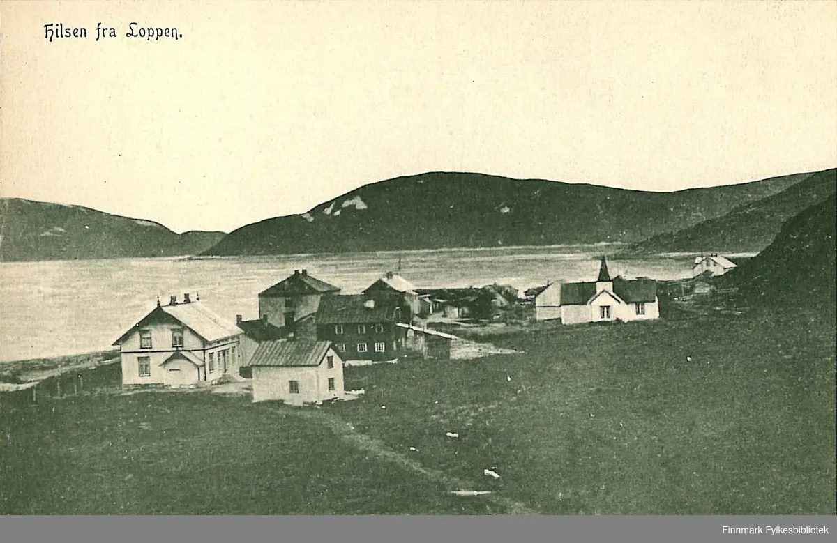Postkort med motiv fra Loppa kirkested i 1903. Kortet er en jule- og nyttårshilsen til Arthur og Kirsten Buck på Hasvik. Kortet er poststemplet Loppen, sannsynligvis rundt 1905-1910.