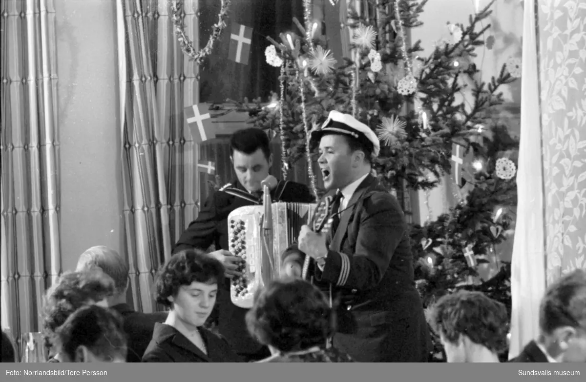 Verkstadsskolans julfest 1959 med avgående styrelseledamöterna Verner Söderkvist och Theodor Persson.