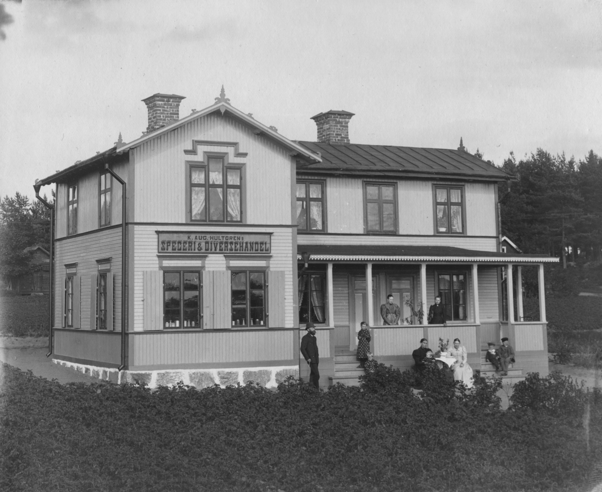 Handlande K. A. Hultgren (1859-1902) med familj sannolikt, Fannagatan 24, Fanna, Enköping, vy från väster, 1894-1896.