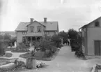 Trädgårdsmästare Carl Johan Asplund (1852-1926) m.fl. vid sin gård, Södra området 2, Korsängen, Enköping, vy från nordväst.