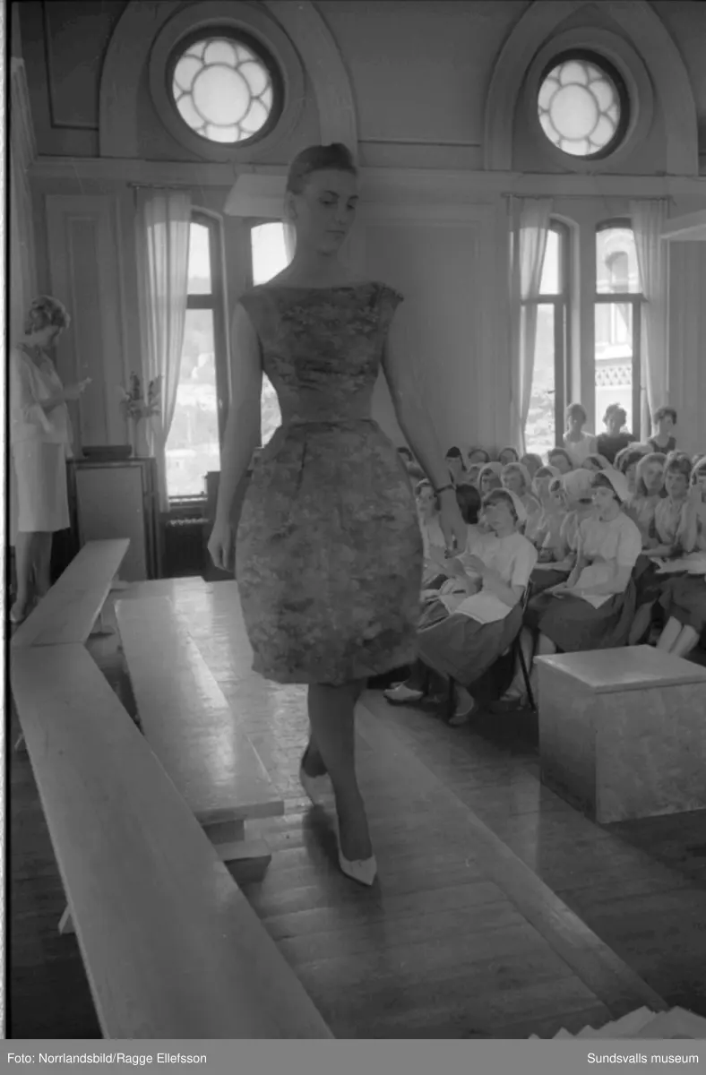 Flickskolans avslutning 1961 med visning av elevarbeten och mannekänguppvisning.