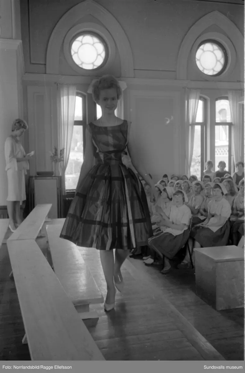 Flickskolans avslutning 1961 med visning av elevarbeten och mannekänguppvisning.