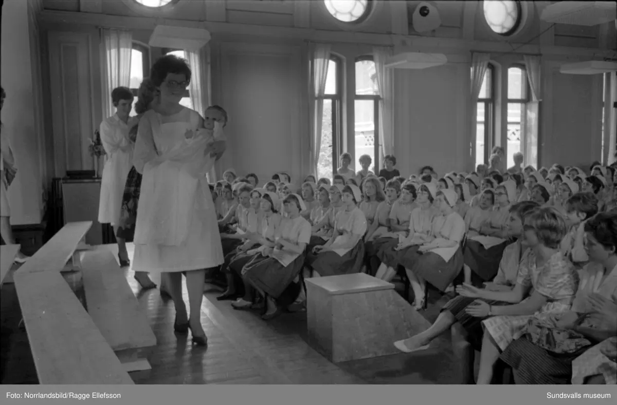 Flickskolans avslutning 1961 med visning av elevarbeten och mannekänguppvisning.