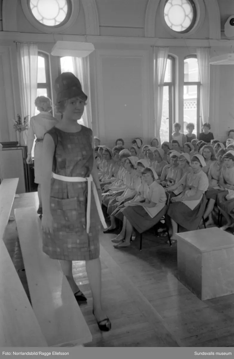 Flickskolans avslutning 1961 med visning av elevarbeten och mannekänguppvisning.