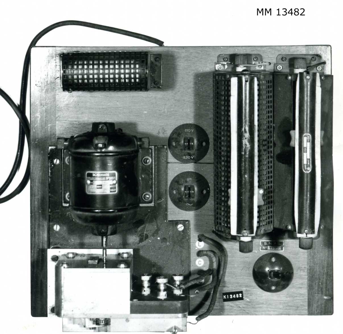 Transmitter (remssändare), automatisk telegrafapparat. Monterad på en platta av mahogny med sändare, motor, reglerbart motstånd och strömbrytare.
Märkning: S.N.T.S. 71053