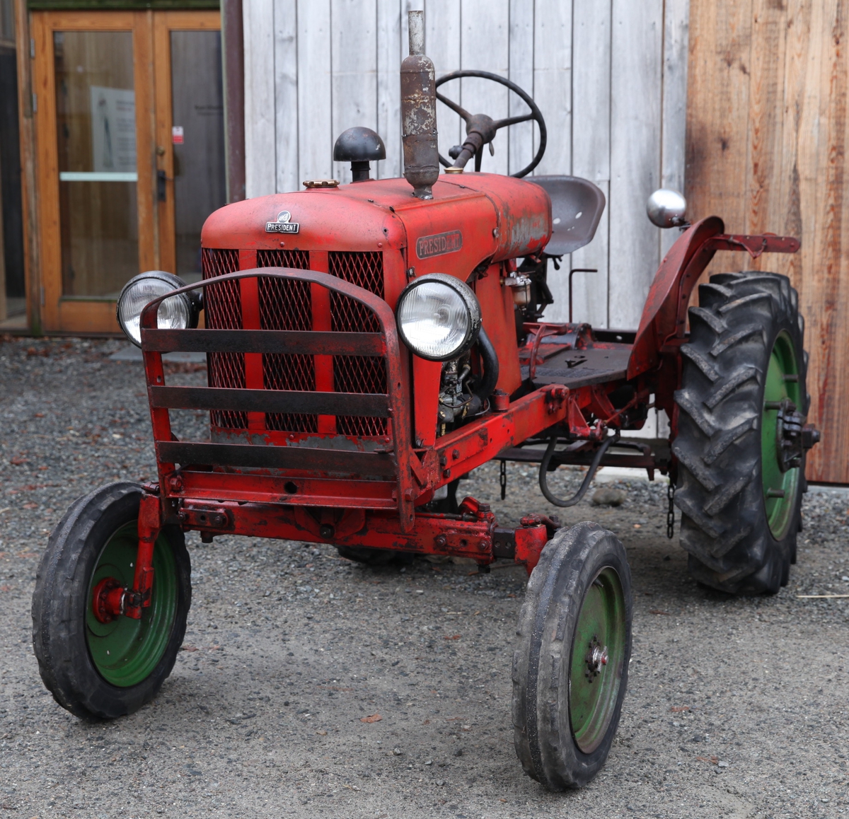 Motor: 	Firesylindrar Morris 8 motor som yter 10 hk.
Volum 900 cc. 
Vasskjøld motor.

Ramme for hydraulisk lyft., Midtmontert radreinskingsutstyr er påmontert. 
Vanleg hydraulisk tri-punkts lyft bak. 

Produksjonsnummer:  295410
