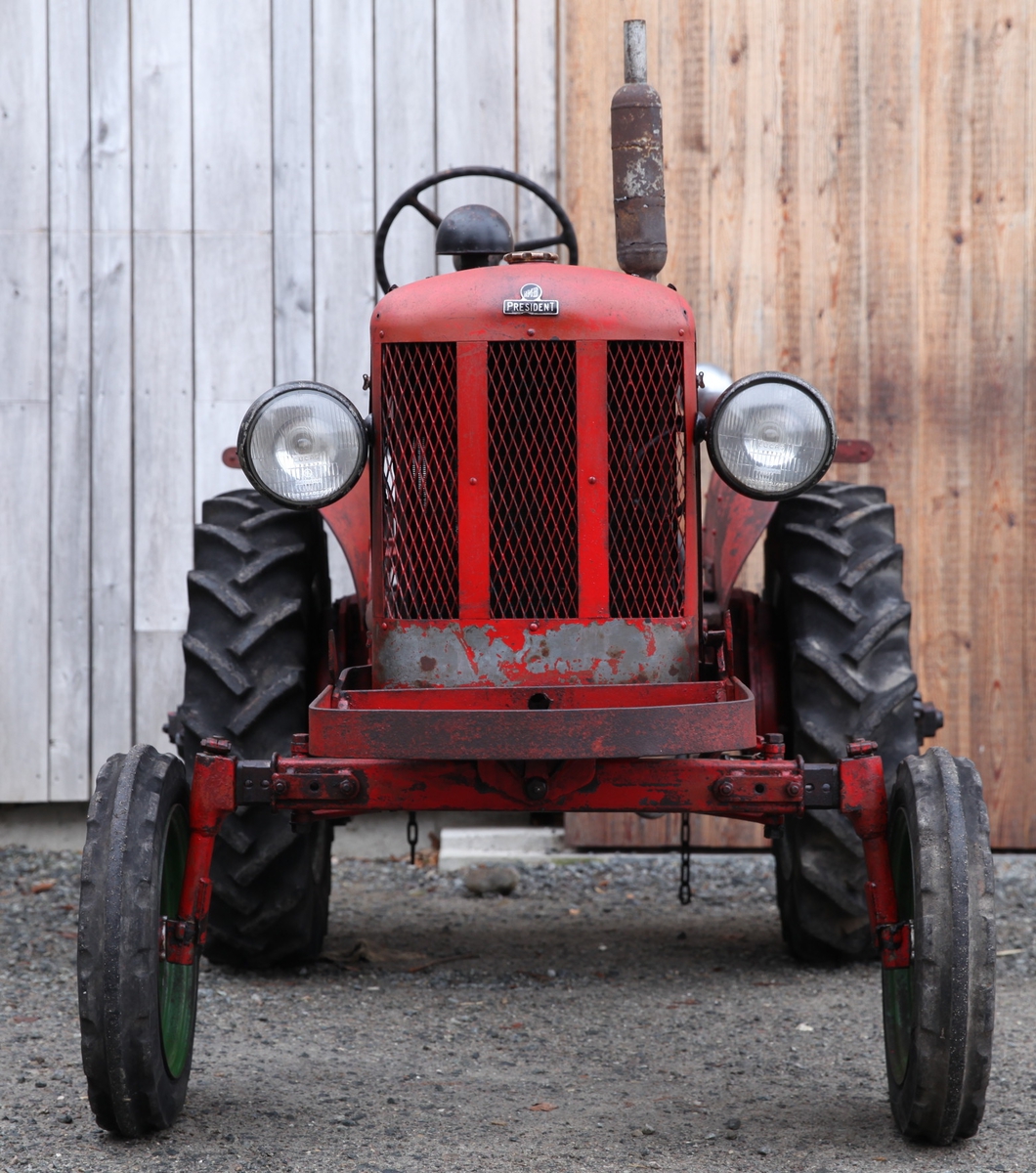 Motor: 	Firesylindrar Morris 8 motor som yter 10 hk.
Volum 900 cc. 
Vasskjøld motor.

Ramme for hydraulisk lyft., Midtmontert radreinskingsutstyr er påmontert. 
Vanleg hydraulisk tri-punkts lyft bak. 

Produksjonsnummer:  295410