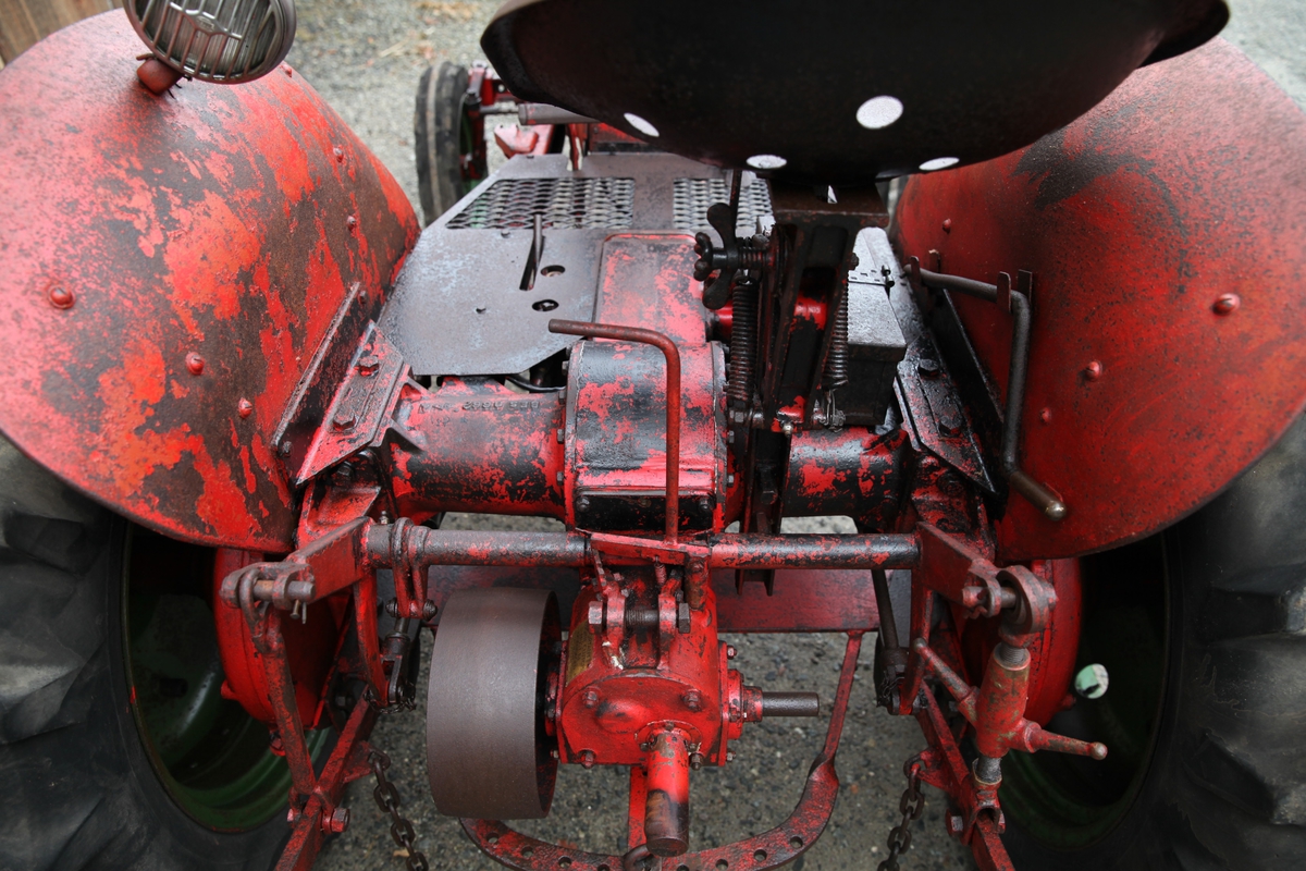 Motor: 	Firesylindrar Morris 8 motor som yter 10 hk.
Volum 900 cc. 
Vasskjøld motor.

Ramme for hydraulisk lyft., Midtmontert radreinskingsutstyr er påmontert. 
Vanleg hydraulisk tri-punkts lyft bak. 

Produksjonsnummer:  295410