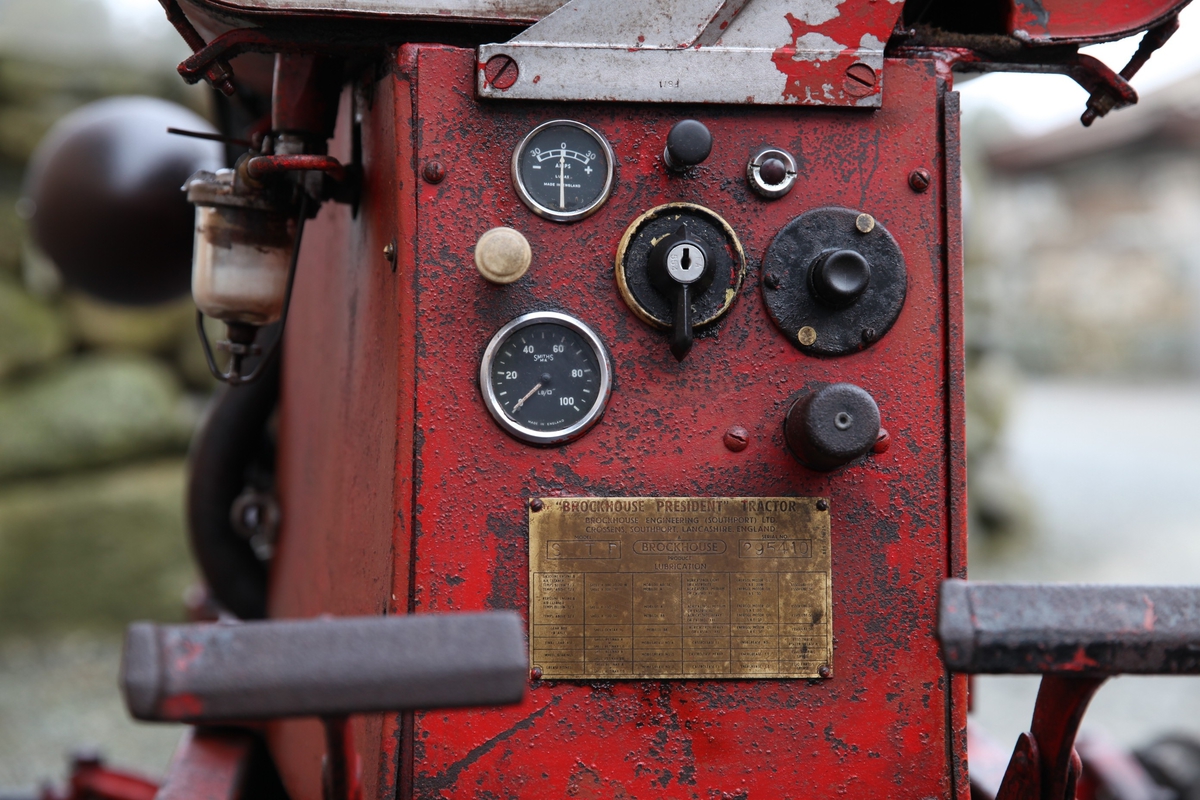 Motor: 	Firesylindrar Morris 8 motor som yter 10 hk.
Volum 900 cc. 
Vasskjøld motor.

Ramme for hydraulisk lyft., Midtmontert radreinskingsutstyr er påmontert. 
Vanleg hydraulisk tri-punkts lyft bak. 

Produksjonsnummer:  295410
