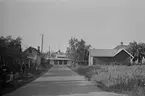 Södermalmsvägen i Malmslätt, 1940-tal. Vy norrut, mot järnvägsstationen.