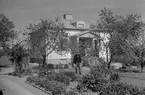 Man vid hus på Örsättersvägen i Malmslätt, 1940-tal.