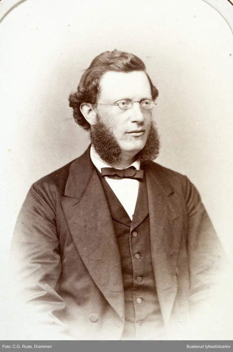 Cand.juris Alme

Visittkortalbum RM 479 fra Hverven gård gitt av O.H. Waagaard