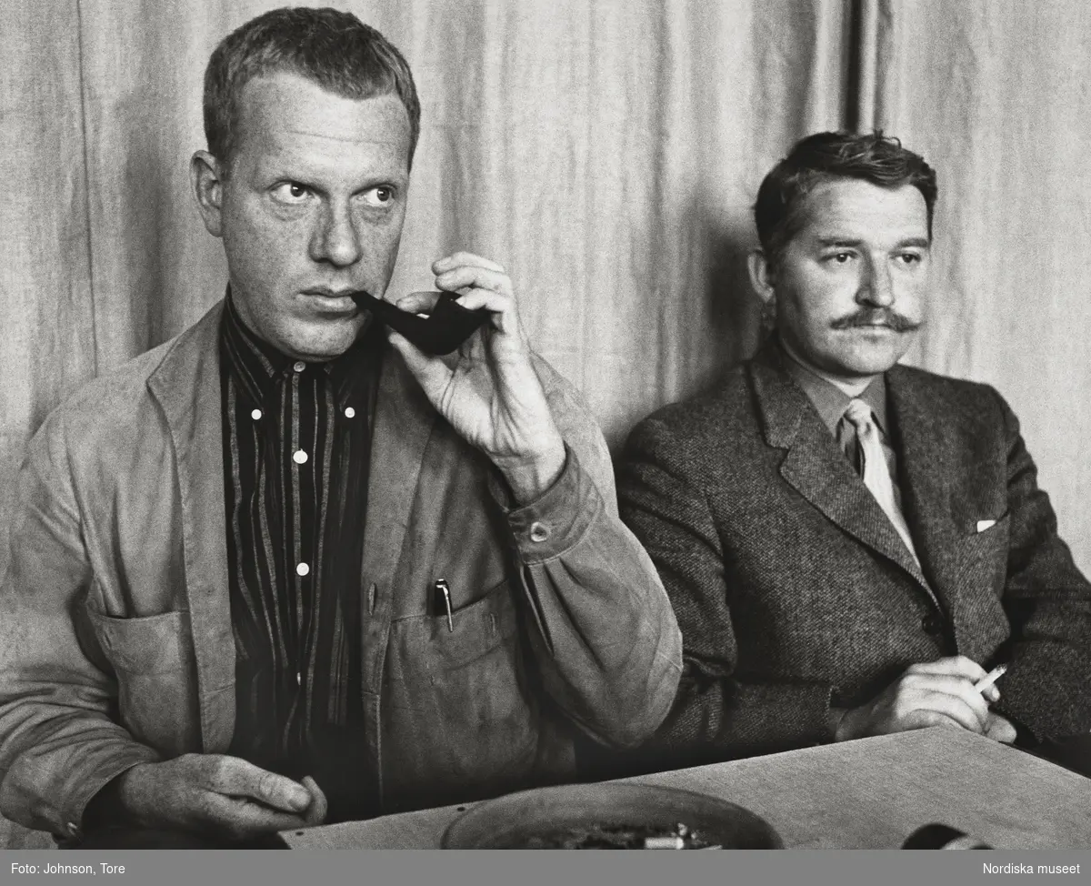 Porträtt av Hasseåtage: Hans Alfredson (född 1931) och Tage Danielsson (1928-1985). Danielsson med pipa i munnen, Alfredson röker cigarrett.