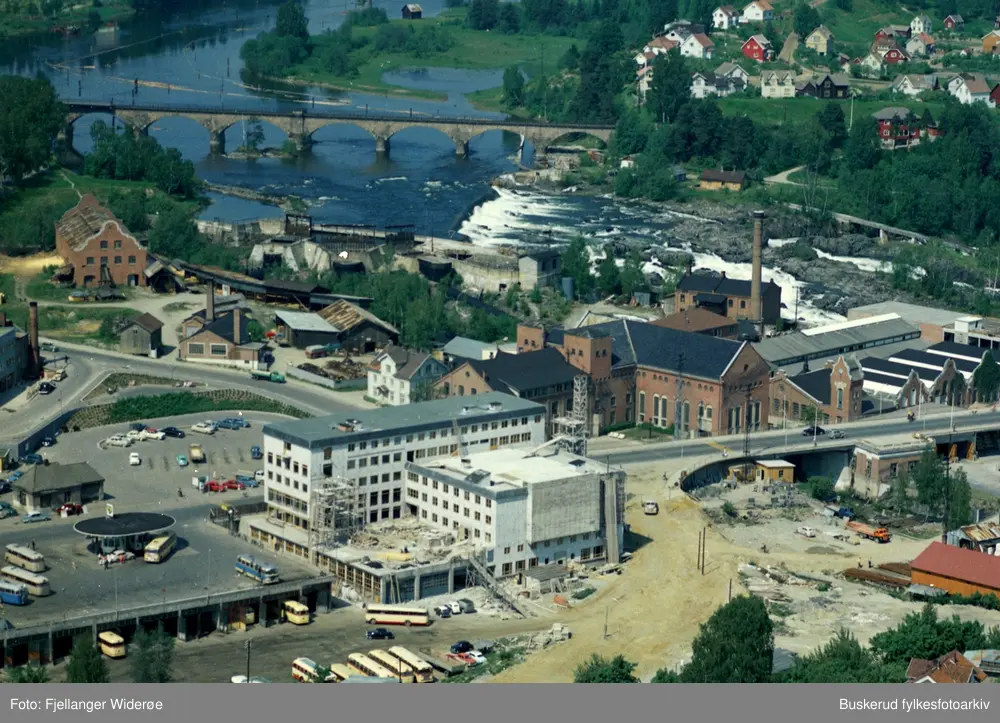 Hønefoss
Samfunnshuset, Hønefossen, Hønefoss bruk, rutebilstasjionen
Jernbanebrua
1961