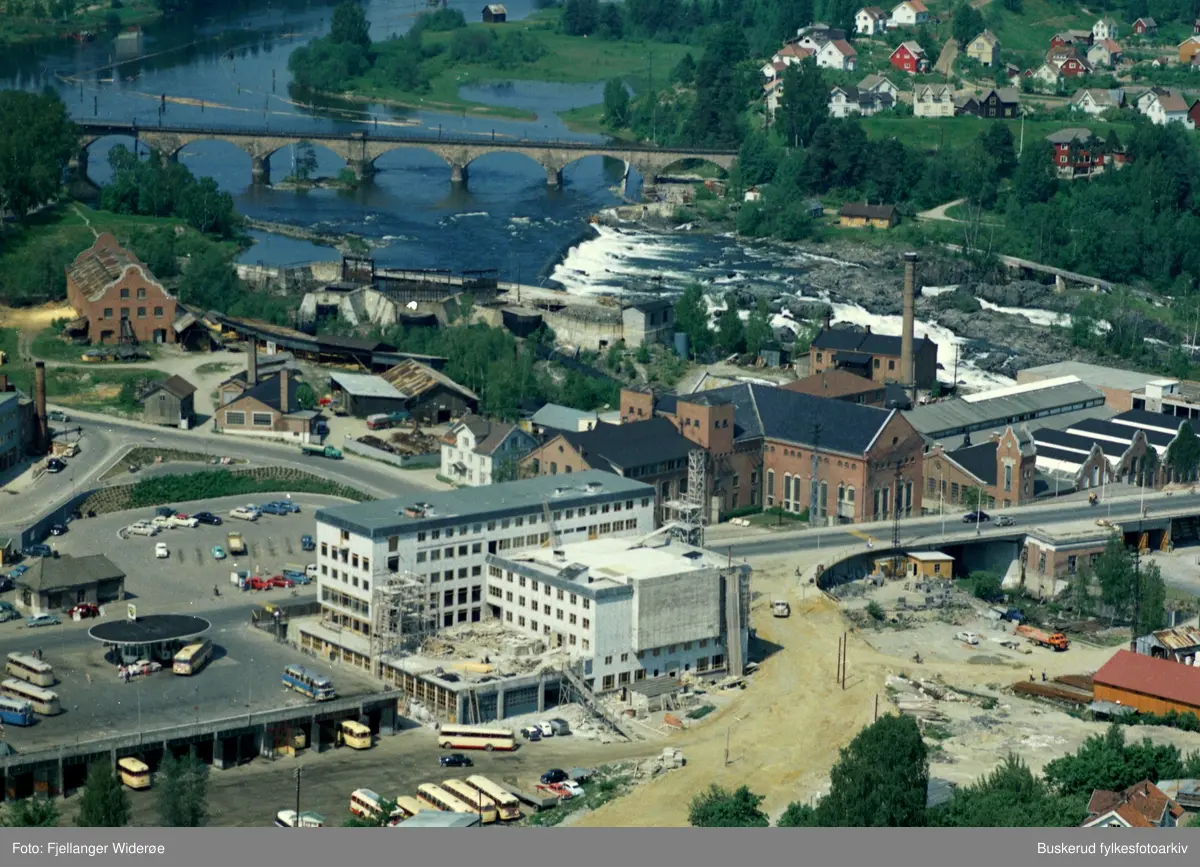 Hønefoss
Samfunnshuset, Hønefossen, Hønefoss bruk, rutebilstasjionen
Jernbanebrua
1961