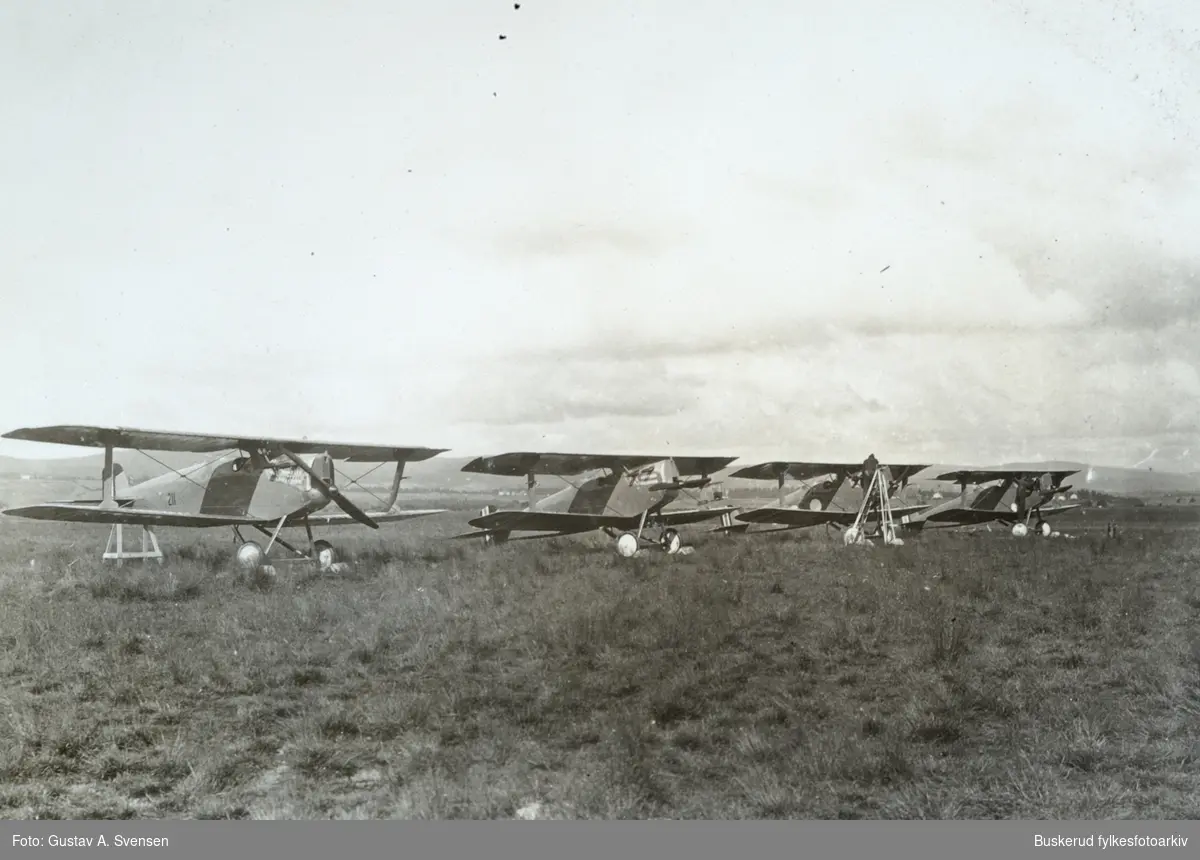 Fltbilder fra Kjeller 
S:F:A: 1924
Det norske flyvåpen på Kjeller i 1924