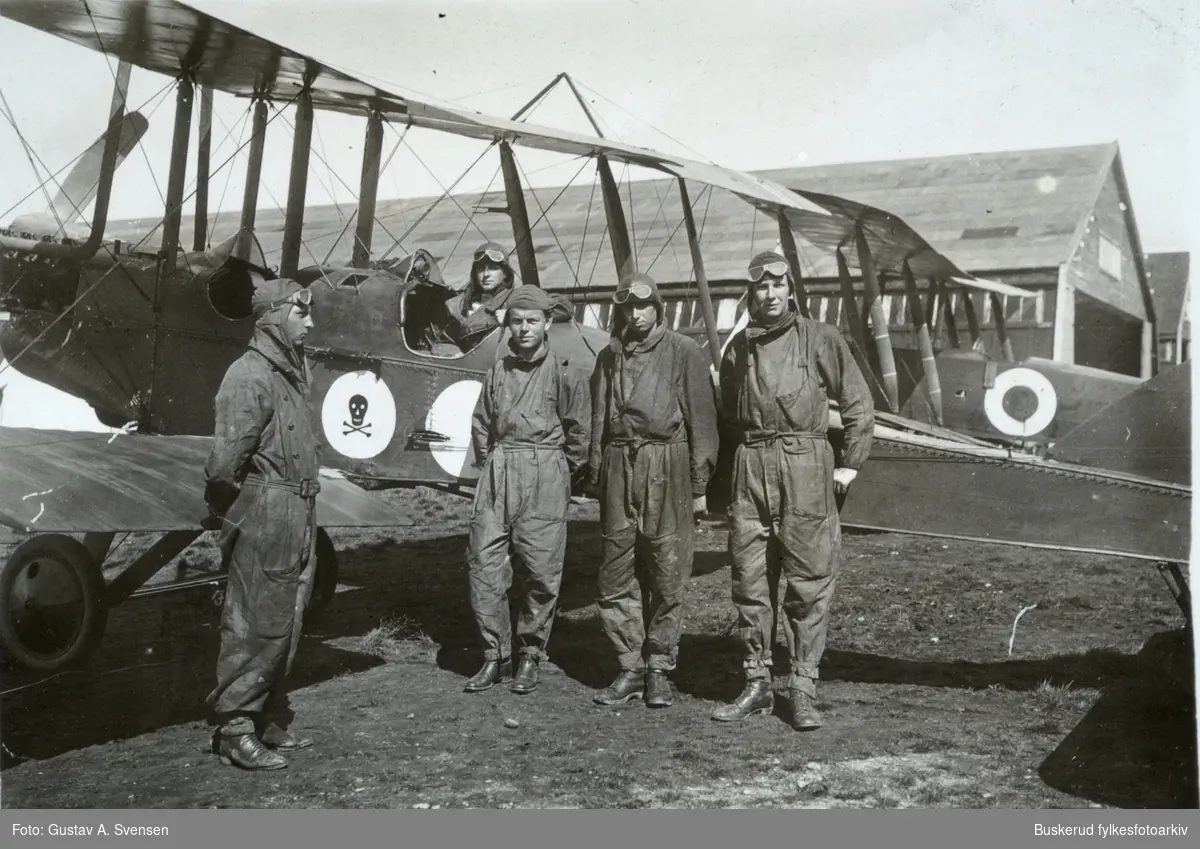 Fltbilder fra Kjeller 
 Gustaf A. Falk-Svensen Hønefoss
3. gruppe
Norske flyvere
Det norske flyvåpen på Kjeller i 1924