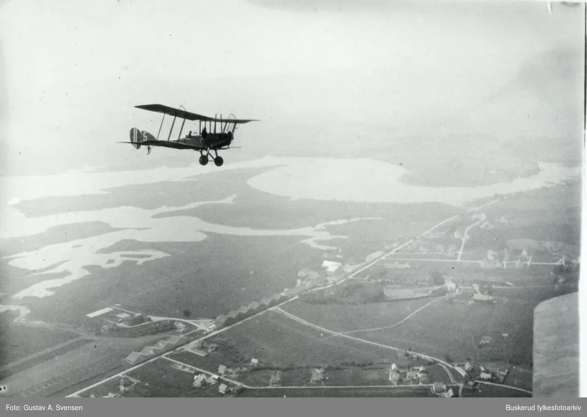 Fltbilder fra Kjeller 
B.E. 3e over Kjeller
Det norske flyvåpen på Kjeller i 1924