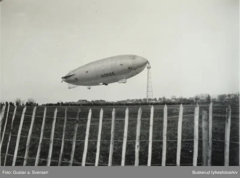 Luftskipet Norge på Ekeberg 14/4-1926
«Norge» var et mellomstort, halvstivt luftskip bygget i Italia av ingeniøren og offiseren Umberto Nobile. Roald Amundsen og Umberto Nobile benyttet luftskipet til å fly over Nordpolen i 1926. Det var også første gang at noe luftfartøy gjennomførte en flyvning mellom Europa og Amerika over Arktis.