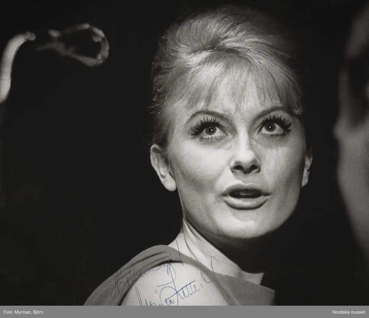 Porträtt av sångerskan Monica Zetterlund (1937-2005), signerat ”Hälsningar Monica Zetterlund”.