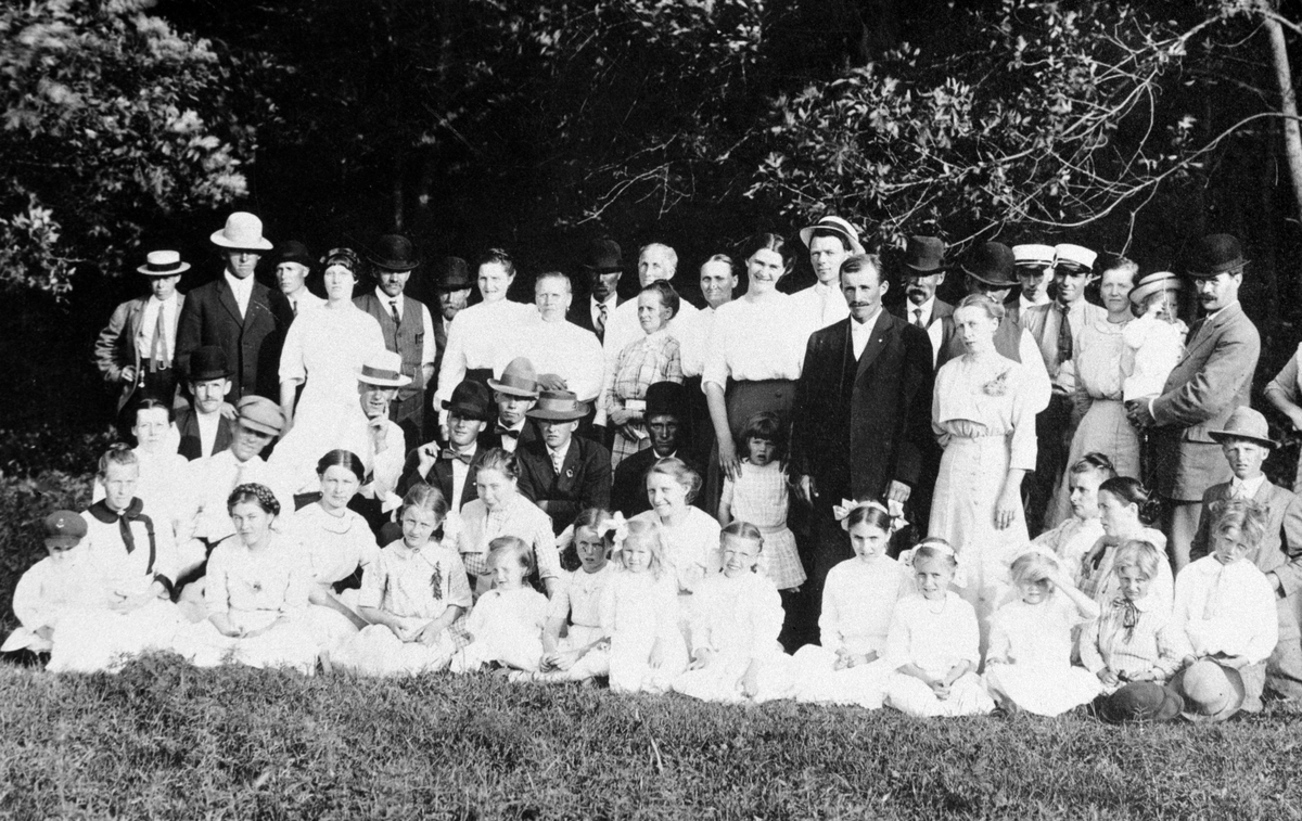 Amerikabilder, Per Mæhlum, Vallset.
Gruppebilde, flere familier fra Katheryn som er samlet for fotografering. Kvinner, menn og barn. Ukjente navn. Katheryn, Nord-Dakota, USA, ca 1910